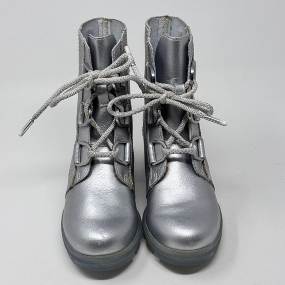 Sorel x Disney Joan of Arctic Wedge Frozen Boots – Silver, Girl's Size 2 - Picture 4 of 14